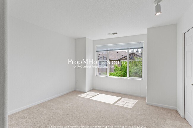 Building Photo - Two Bedroom Condo in Progress Ridge - Lake...