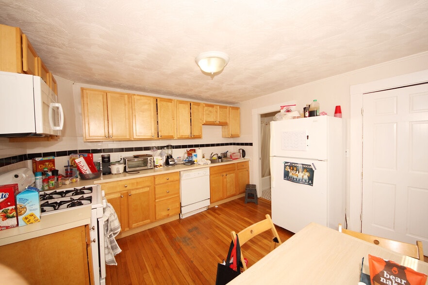 Building Photo - 64 Bedford St