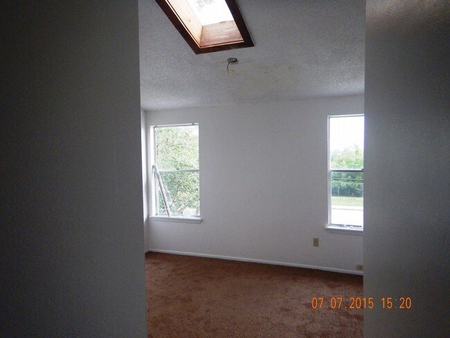 Building Photo - GREAT TOWNHOME/ CHELSEA SQUARE