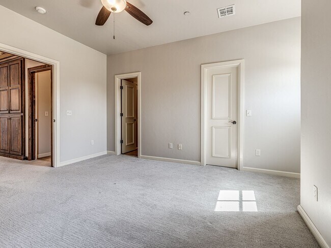 Building Photo - Luxury Townhome in Edmond + Near Rose Cree...