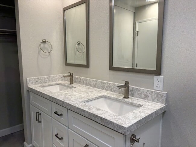 Building Photo - Remodeled Oaks North View Condo