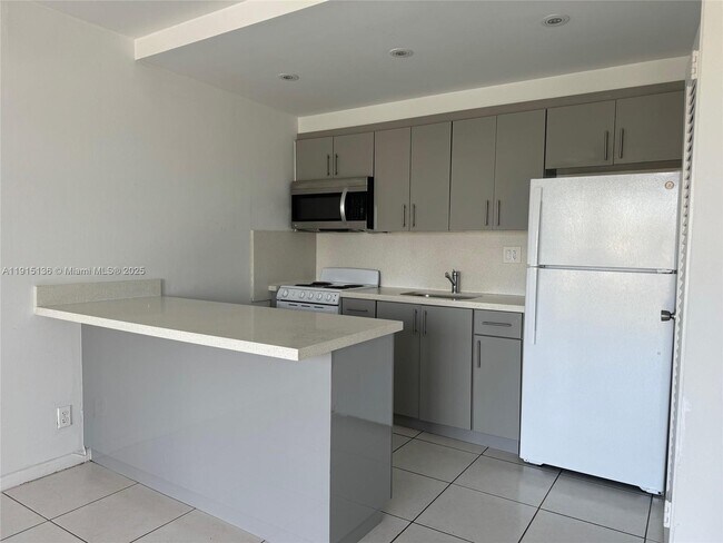 Building Photo - 2200 E Hallandale Beach Blvd