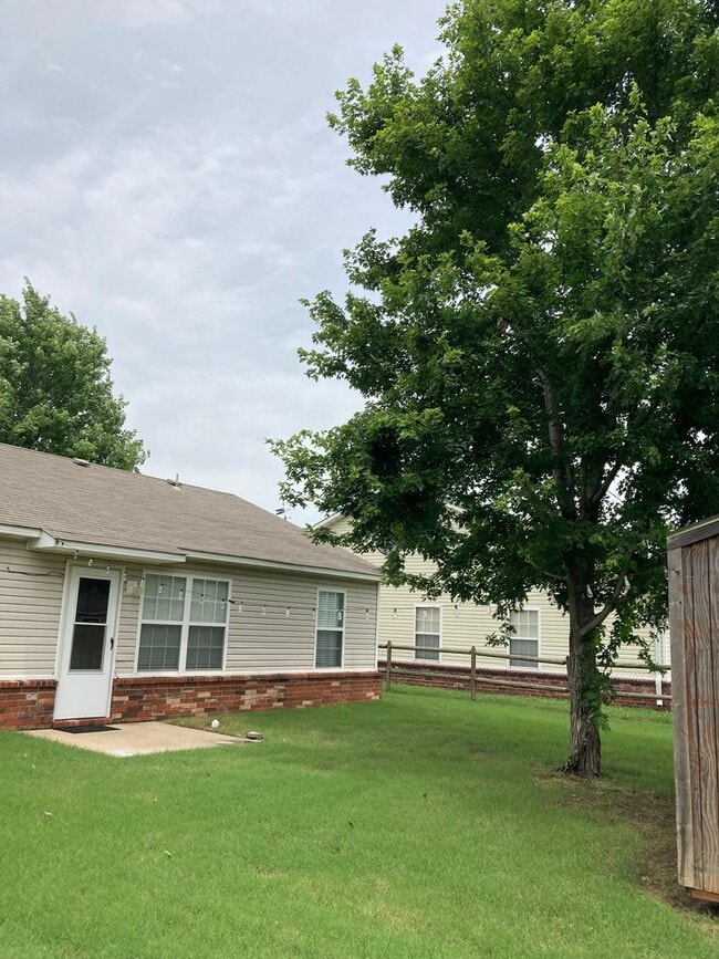 Building Photo - Nice Claremore 3/2/2 Home in Greenbrier Ad...