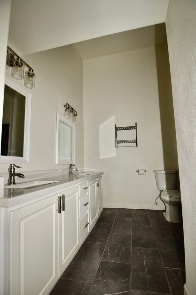 Building Photo - Great 2 bedroom 2 bathroom Mesa Condo