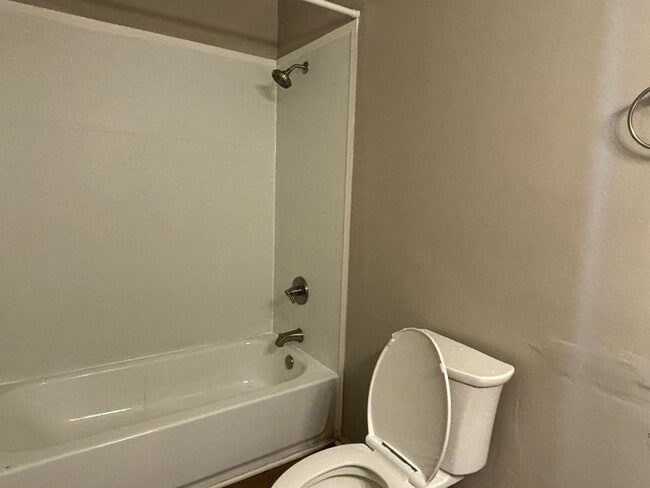 Building Photo - 4 Bed, 1.5 Bath Pet-Friendly Home with Fully Fenced Backyard