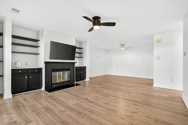 Building Photo - Very Nicely Update Condo in Prime Location!