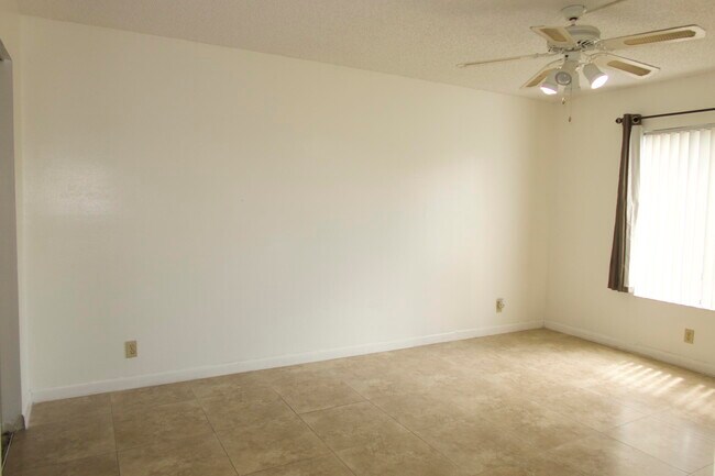Building Photo - 208 Foxtail Dr