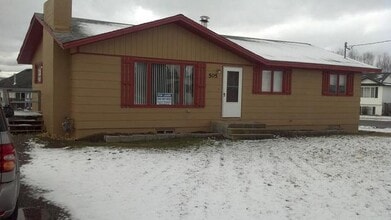 Building Photo - 4 - bedroom home close to Stateline