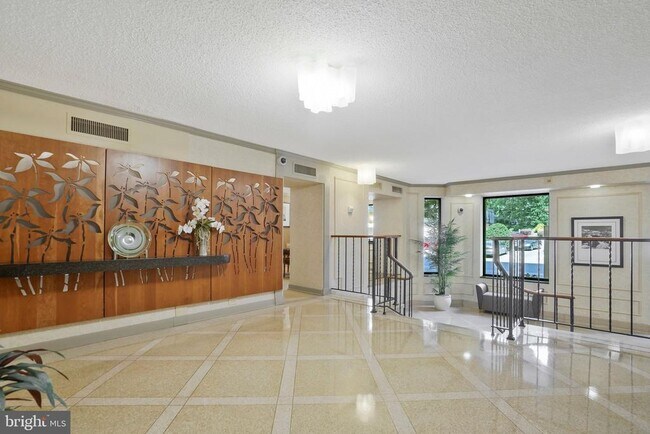 Building Photo - 5904 Mt Eagle Dr