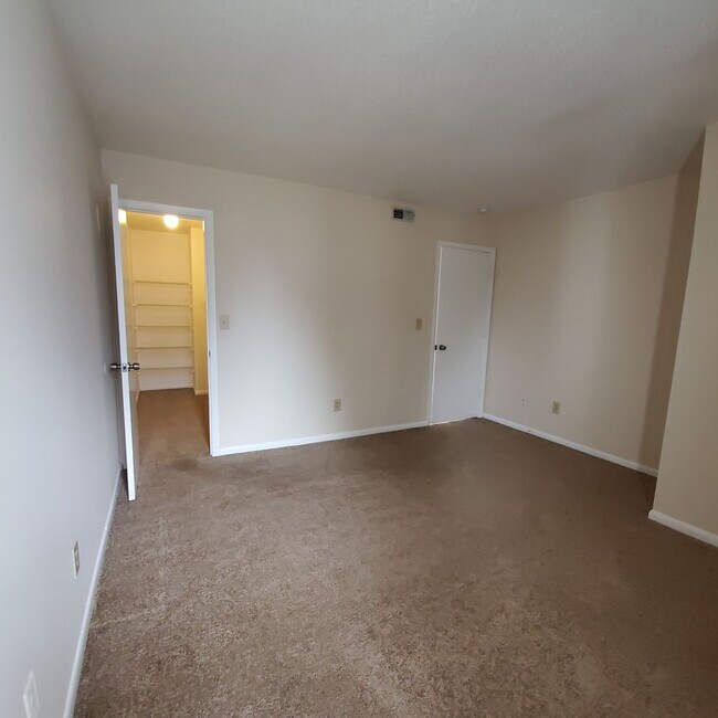 Building Photo - 2 Bedroom, 2 Bath Condo in Virginia Beach