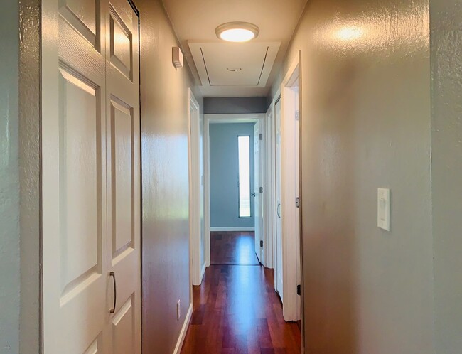 Building Photo - Spacious upstairs unit. Large Living area. Parking Available