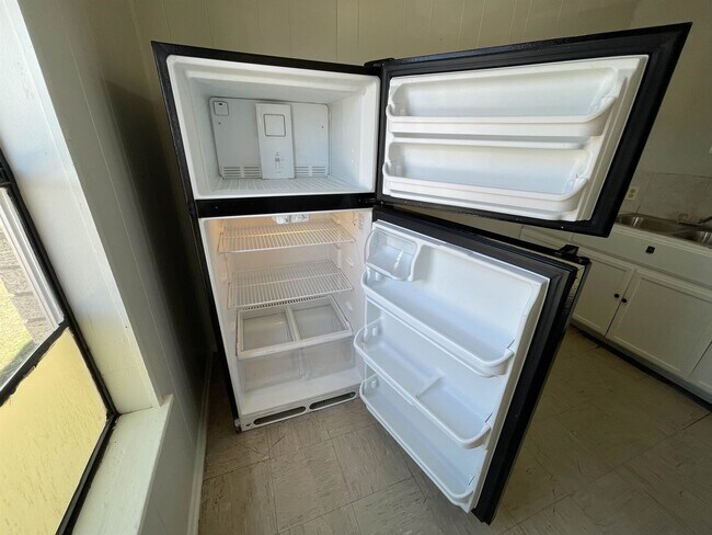 Building Photo - 705 Bustamante St