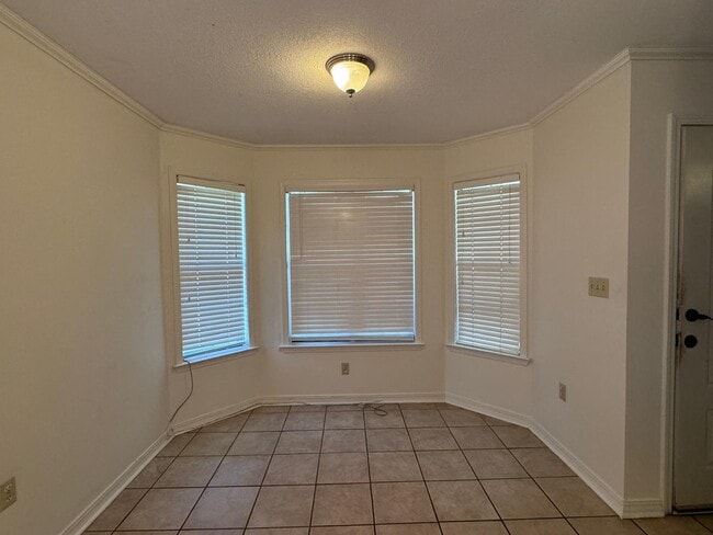 Building Photo - 207 Pinoak Ct W