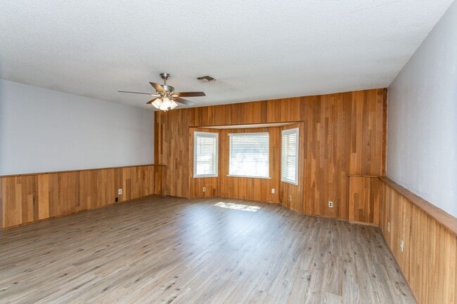 Building Photo - 3 Bedroom 2 Bath Home for Lease!