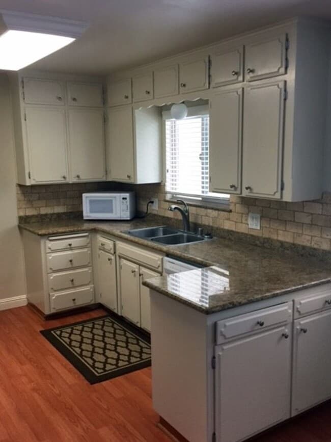 Building Photo - Beautiful 4 Bedroom Rental Home
