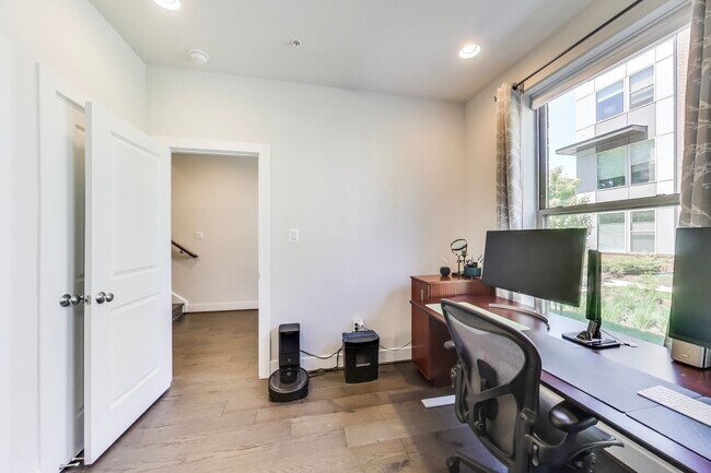 Building Photo - Stunning Contemporary Townhome - 4 Bedroom...