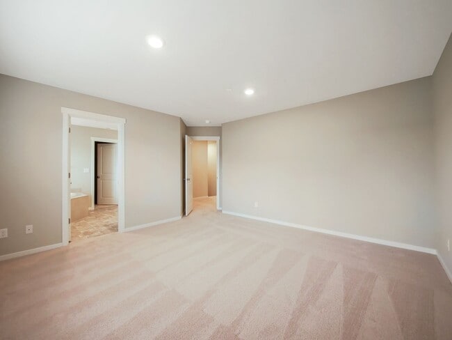 Building Photo - 4 Bed and 2.5 Bath Stunning Single-family ...