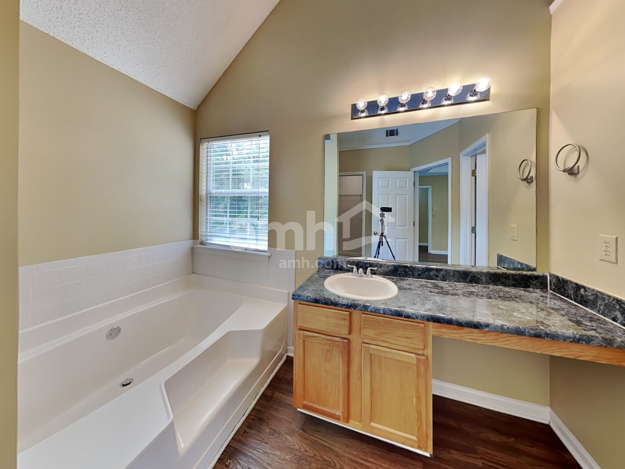 Building Photo - 1642 Village Place Cir NE