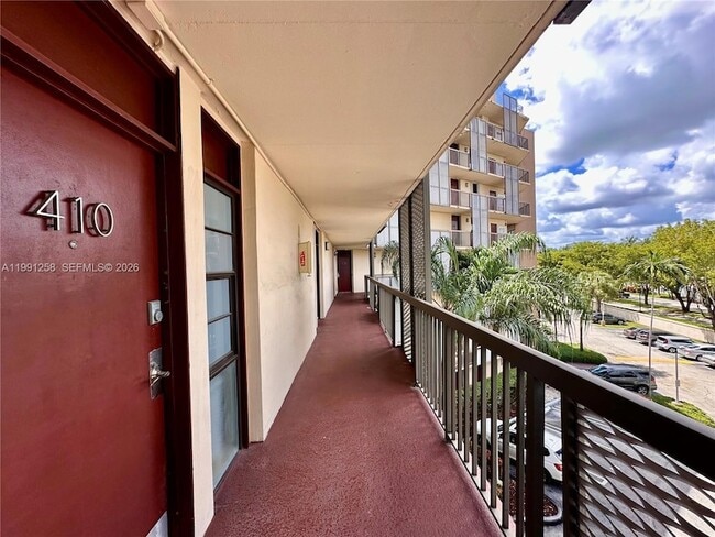 Building Photo - 3301 N Country Club Dr