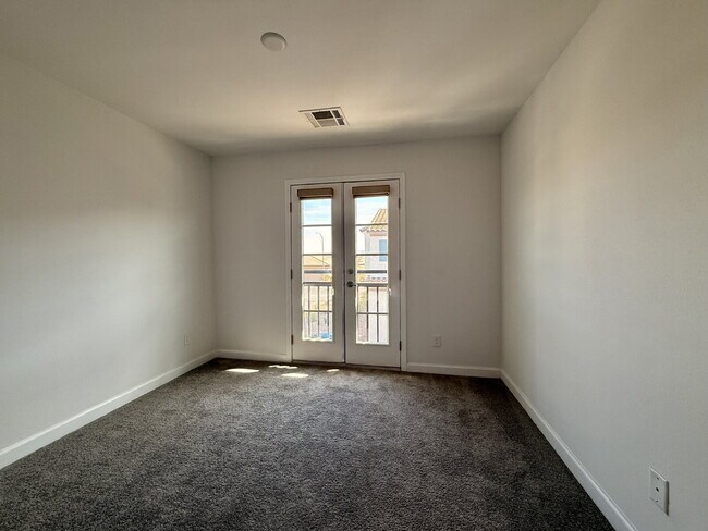 Building Photo - 3 BED 2.5 BATH 2 CAR GARAGE TOWNHOUSE W/ LOFT IN HENDERSON CADENCE COMMUNITY FEAT. COMMUNITY POOL!