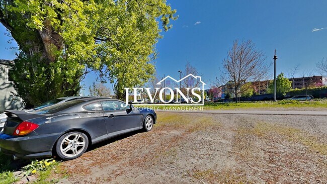 Building Photo - $300 Rent Credit - Well-kept ground-floor ...