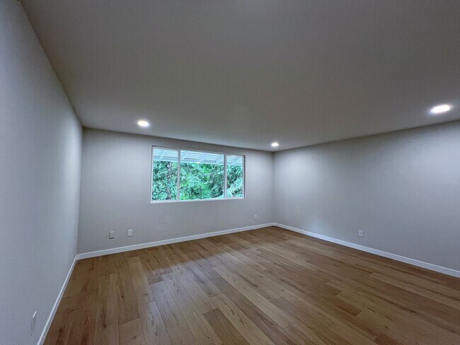 Building Photo - Freshly Remodeled 5BR Home in Prime Bellevue Enatai