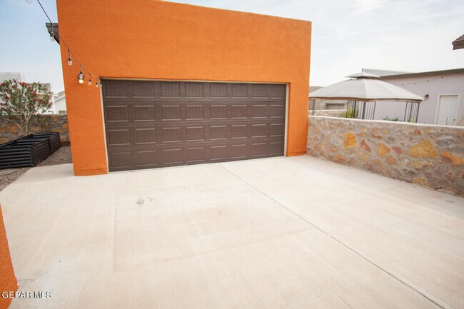 Building Photo - 14364 Tobe Davis Dr