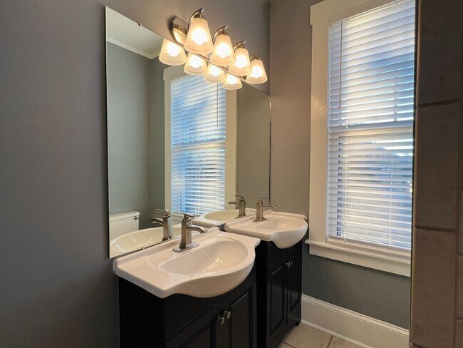 Building Photo - Beautifully refinished home!