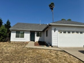 Building Photo - North Hilltop Home with 2 Car Garage
