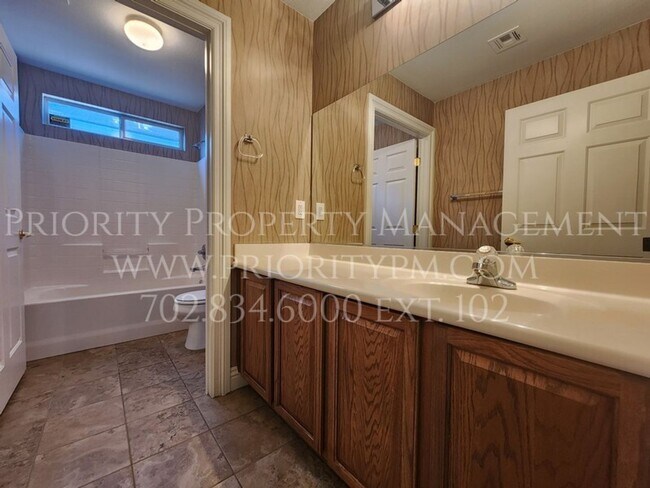 Building Photo - GORGEOUS! Single Story Townhome ~ 2 Bed ~ ...