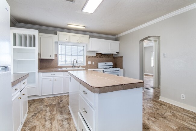 Building Photo - 1007 E Main St