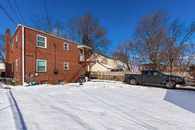 Building Photo - 364 S Chase Ave