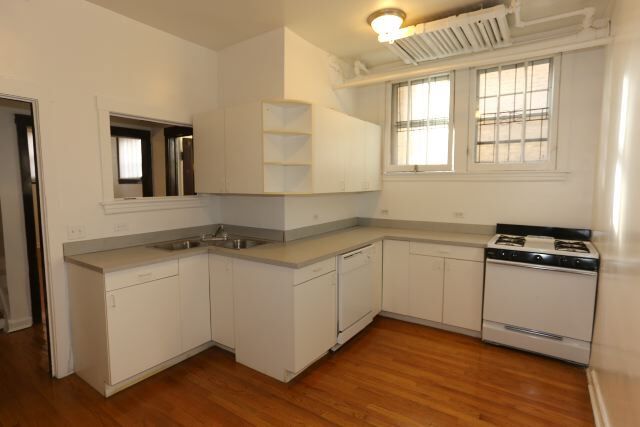 Building Photo - 821 W Waveland Ave