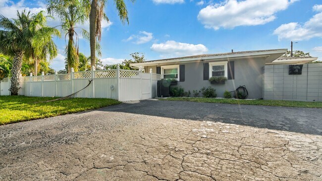 Building Photo - Executive Style Pool Home, 4br/2ba Home Av...