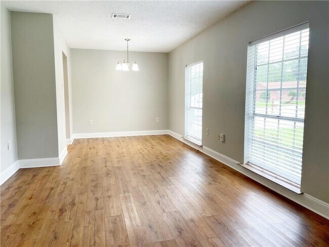 Building Photo - 301 Somerset Dr