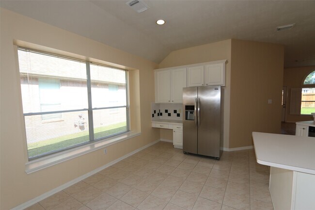 Building Photo - 1611 Maryvale Dr