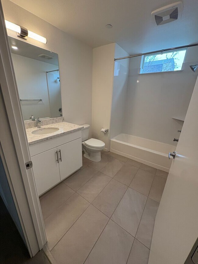 Building Photo - Modern 2bed/2bath Single Story Condo in the MIll