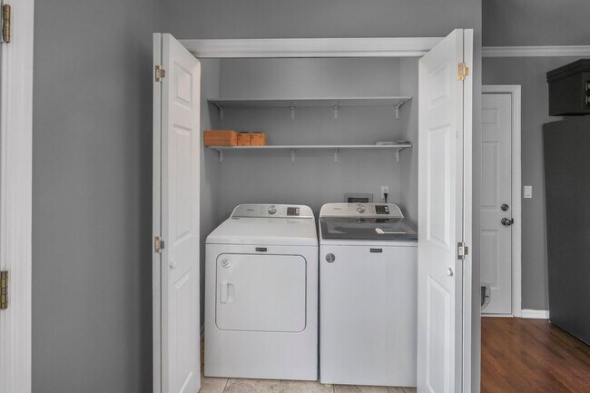 Building Photo - Pet Friendly, 4 Bedroom 2 bath Beautiful H...