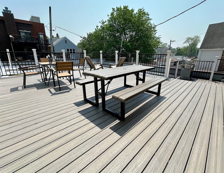 Building Photo - 2649 W Cortland St