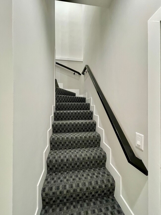 Building Photo - 2238 W 24th St