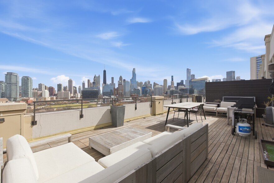 Building Photo - 900 N Kingsbury St