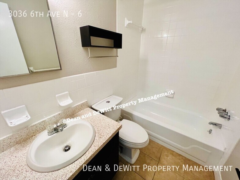 Building Photo - 2 Bed/1 Bath - Unit 6