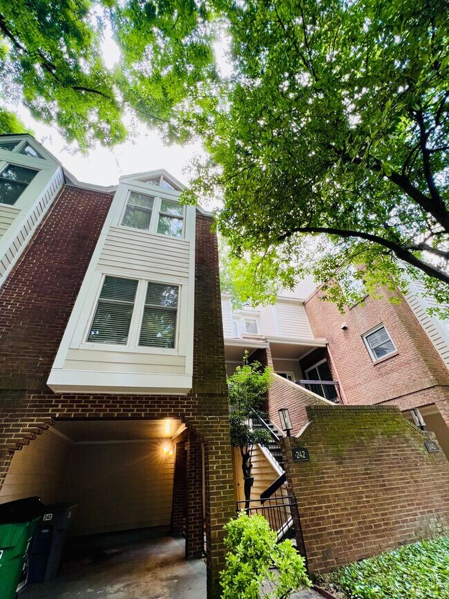 Building Photo - 242 S Clarkson St