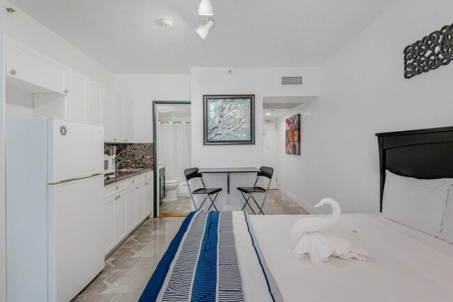 Building Photo - 6345 Collins Ave