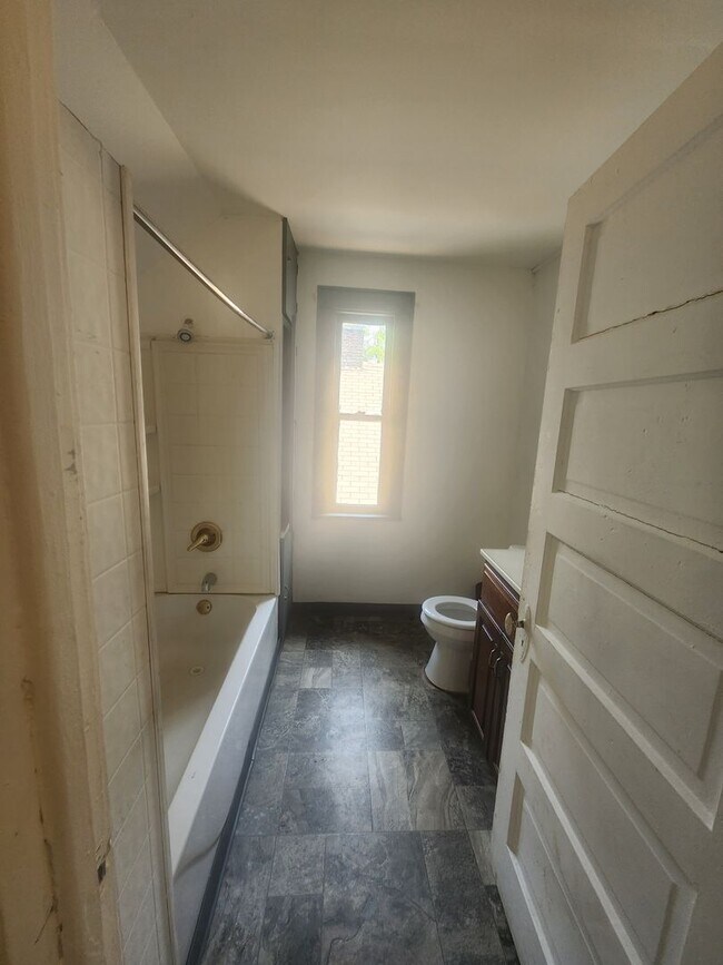 Building Photo - Huge 5 bed 2 bath home for rent