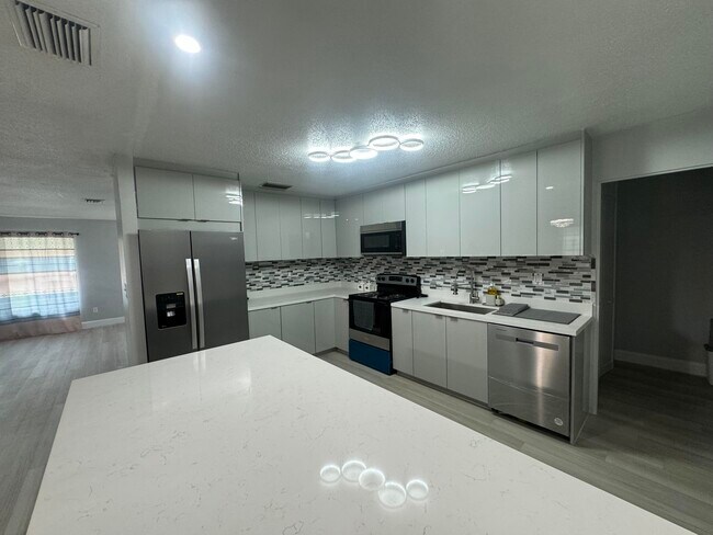 Building Photo - 534 E Del Monte Ave