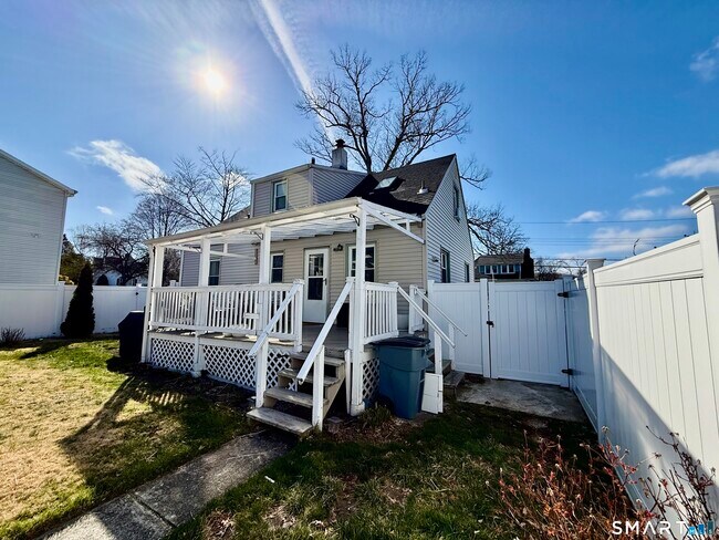 Building Photo - 177 Montowese Ave