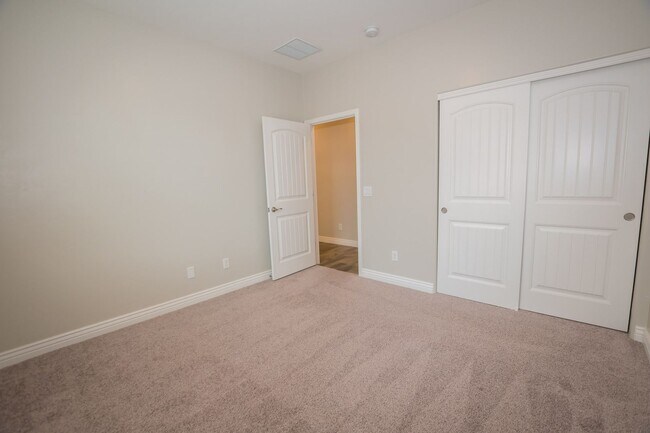 Building Photo - Executive home in The Estates at Holiday! ...