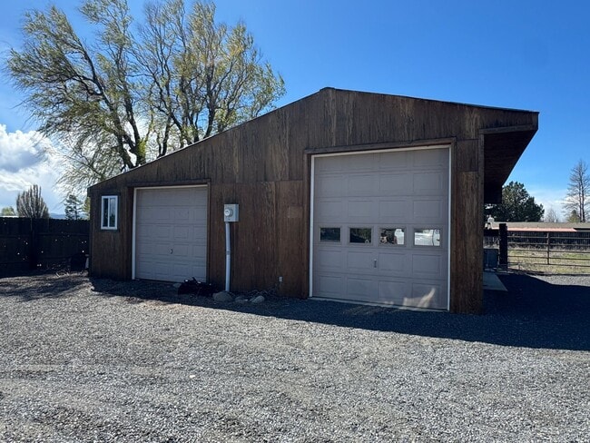 Building Photo - 3 Bedroom Home on Two Acres