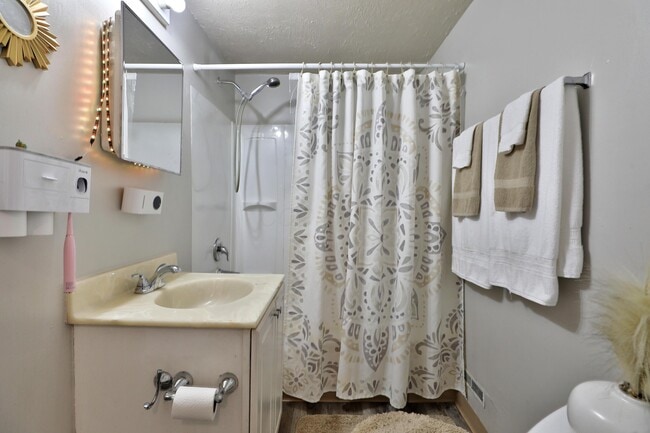 Building Photo - 1599 Mooberry St